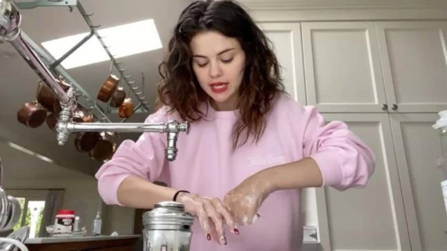 Selena Gomez melakukan #HandSafeChallenge untuk mengusir rasa bosannya